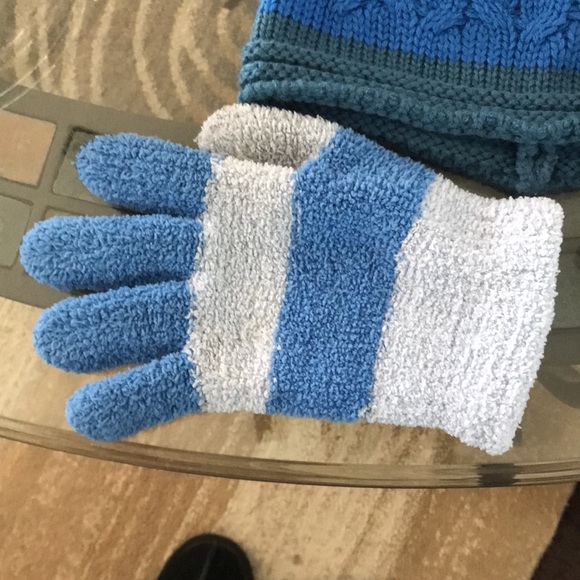 CUTE BEENIE & GLOVES SET BLUE…GLOVES DO HAVE A LITTLE WEAR ONE SIZE GOOD COND. - Picture 2 of 4